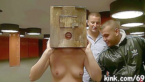 Sexy young blonde slave enterrido