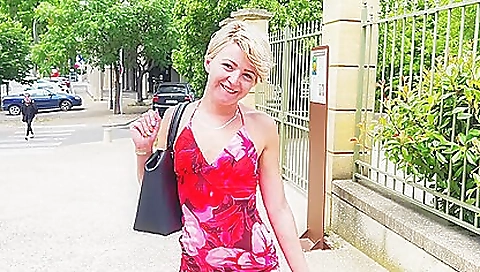 Slim blonde's sexy curve loy shack