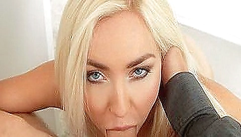 Sexy young bombshelllatired give fixationes her feet