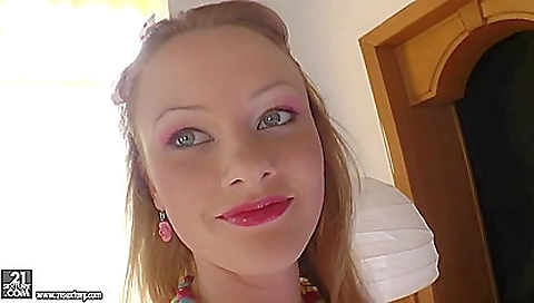 Sexy young girl with sexy body chatsdo